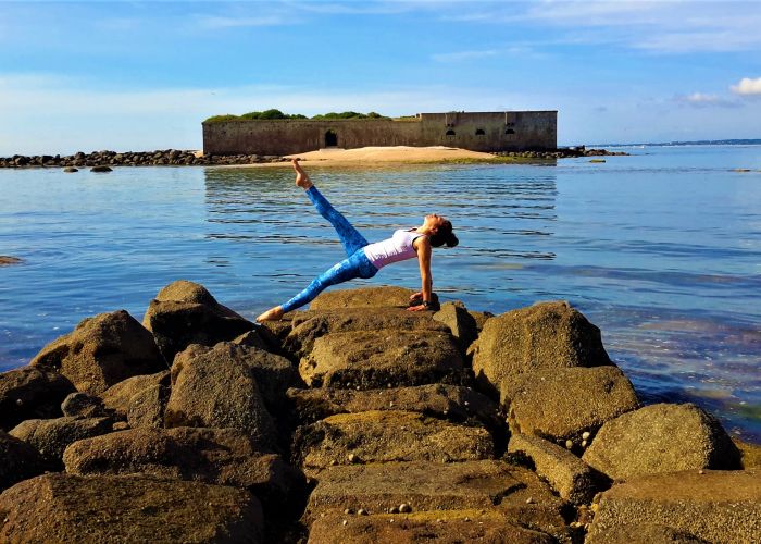 Le tremblement lors du maintien en statique d’une posture de yoga.